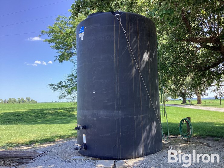 5,000-gal-poly-tank-w/-fittings-image-1