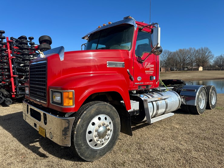 #35229-•-2013-mack-chu-t/a-daycab-truck-tractor-image-1