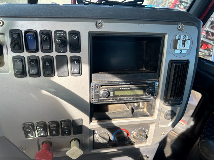 #35229-•-2013-mack-chu-t/a-daycab-truck-tractor-image-52