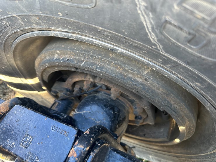 #35229-•-2013-mack-chu-t/a-daycab-truck-tractor-image-13