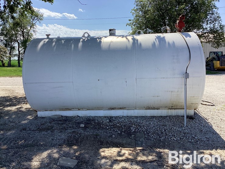 4,000-gal-fuel-tank-w/-pump-&-hose-image-2