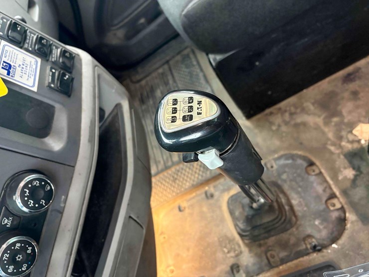 peterbilt-567-image-21