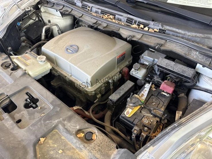 2015-nissan-leaf-s-hatchback-image-13