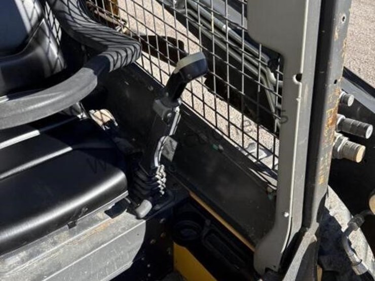 new-holland-l216-image-18