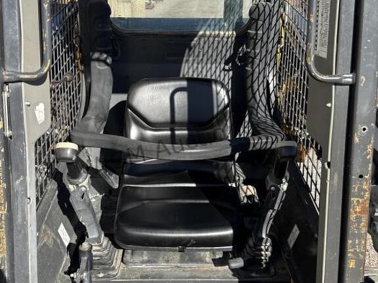 new-holland-l216-image-17