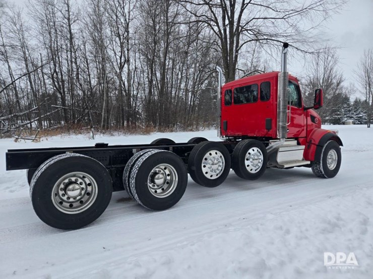 2025-peterbilt-567-image-4