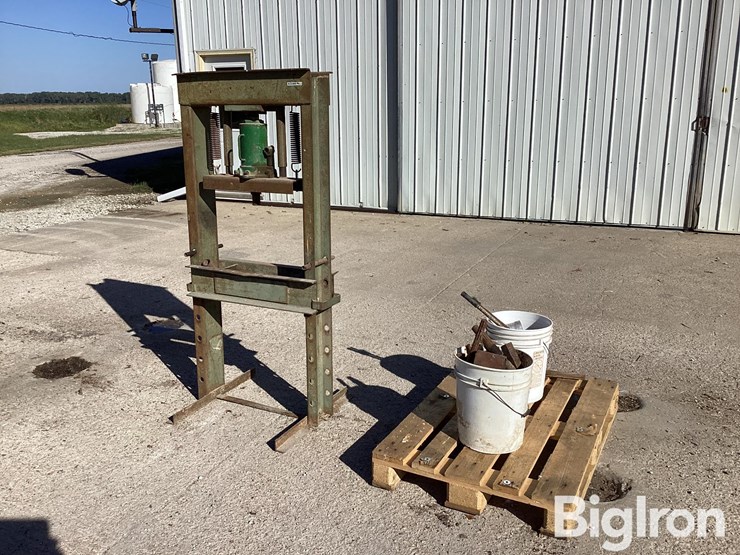 h-frame-floor-shop-press-image-1