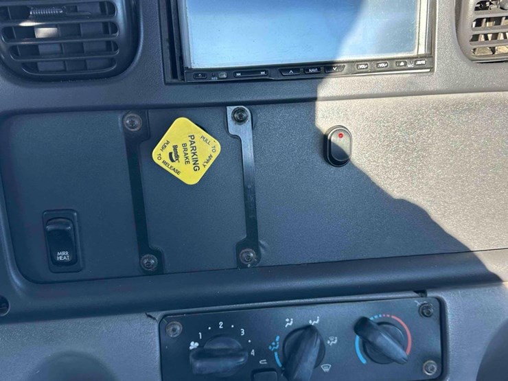 2006-freightliner-business-class-roll-off-image-25