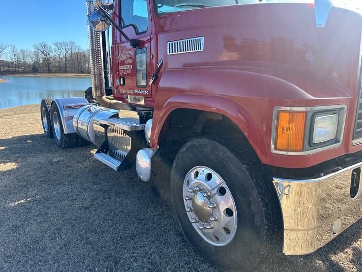 #35229-•-2013-mack-chu-t/a-daycab-truck-tractor-image-32