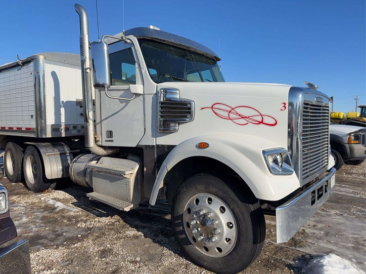 2012-freightliner-semi-image-3