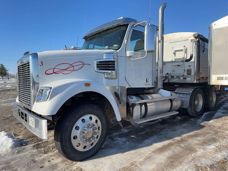 2012-freightliner-semi-image-1