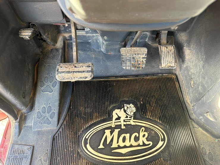 #35229-•-2013-mack-chu-t/a-daycab-truck-tractor-image-51