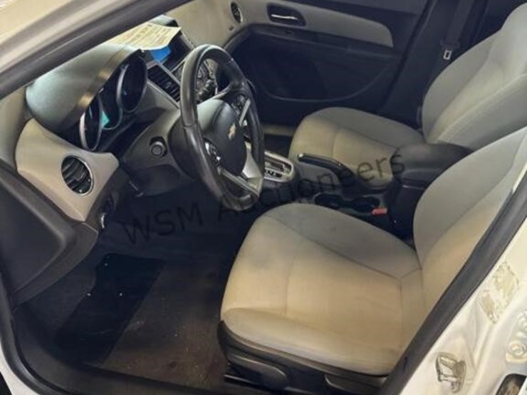 2011-chevrolet-cruze-lt-sdn-image-21