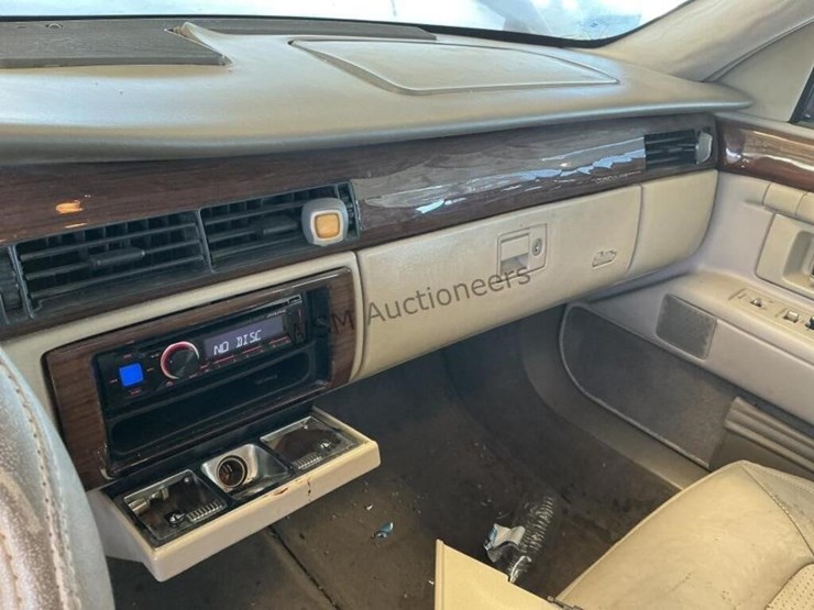 1994-cadillac-deville-concours-sdn-image-16