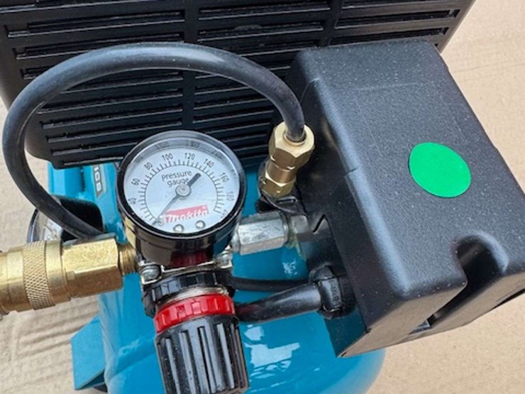 makita-model-mac7000-2hp-air-compressor-image-4