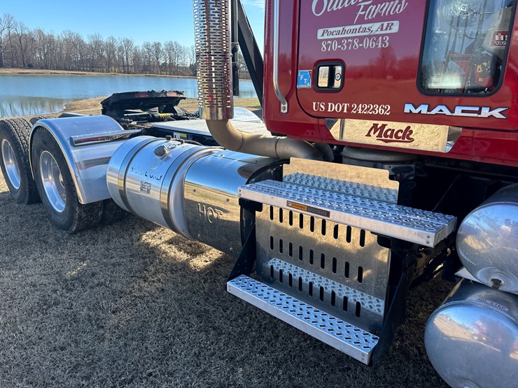 #35229-•-2013-mack-chu-t/a-daycab-truck-tractor-image-34