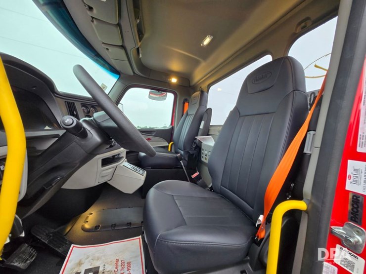 2025-peterbilt-567-image-11