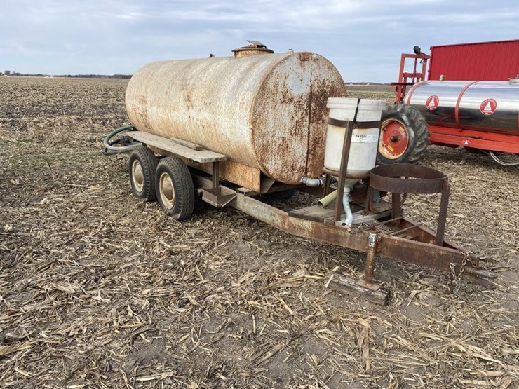 transfer-tank-on-gear-1000-gallon-image-1