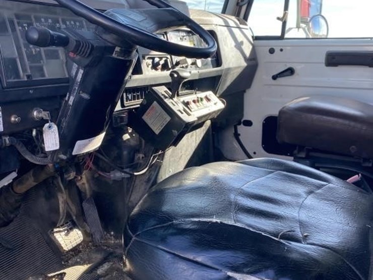 international-4900-image-9