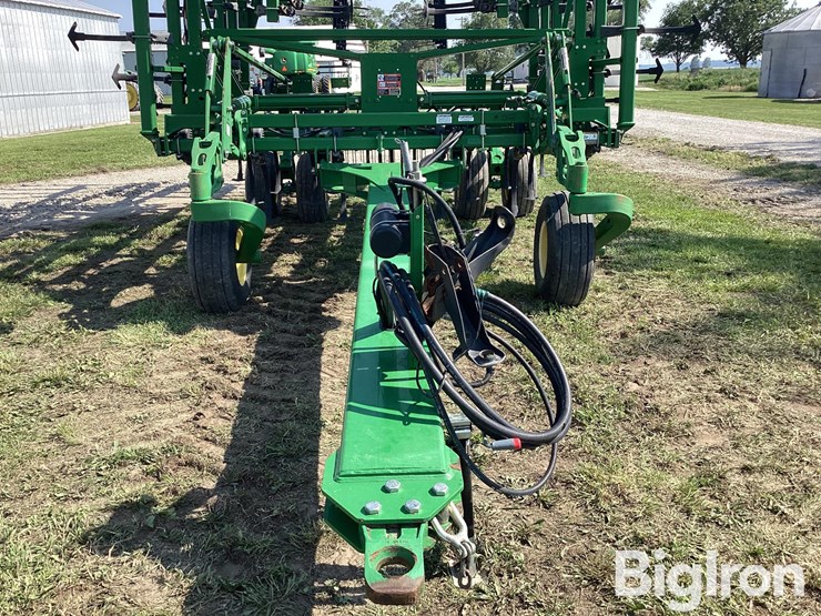 2014-john-deere-2210-image-9