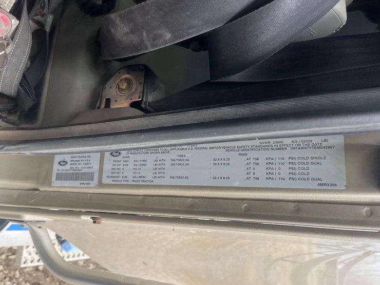 2014-mack-cxu613-semi-image-27