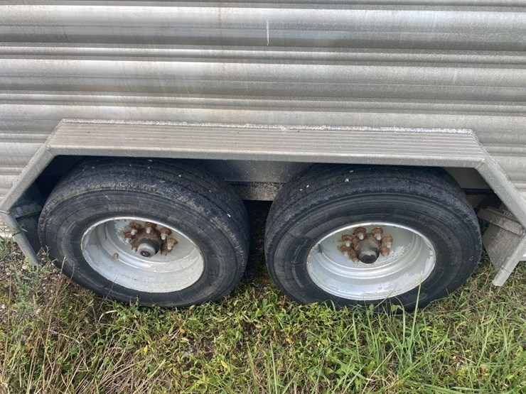 2020-featherlite-7.5x26-aluminum-livestock-trailer-image-4