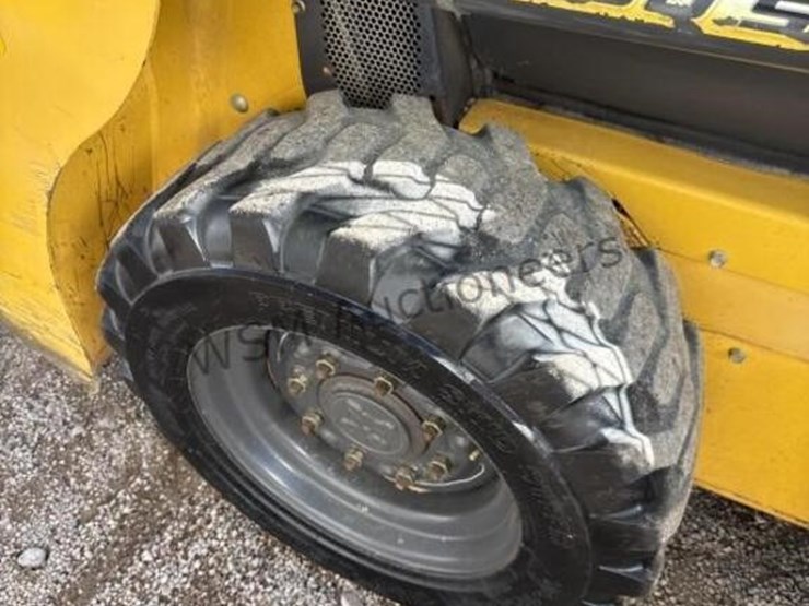 new-holland-l216-image-12