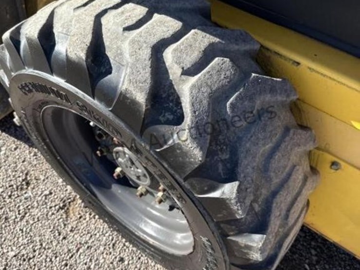 new-holland-l216-image-10