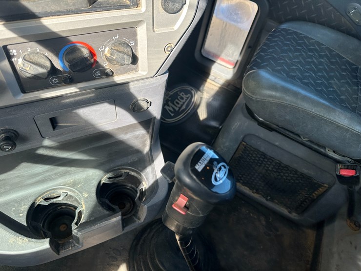 #35229-•-2013-mack-chu-t/a-daycab-truck-tractor-image-53