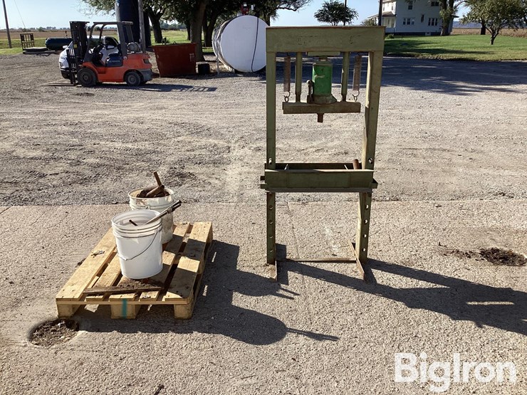 h-frame-floor-shop-press-image-6