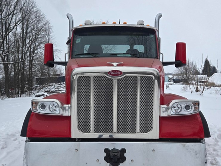 2025-peterbilt-567-image-3