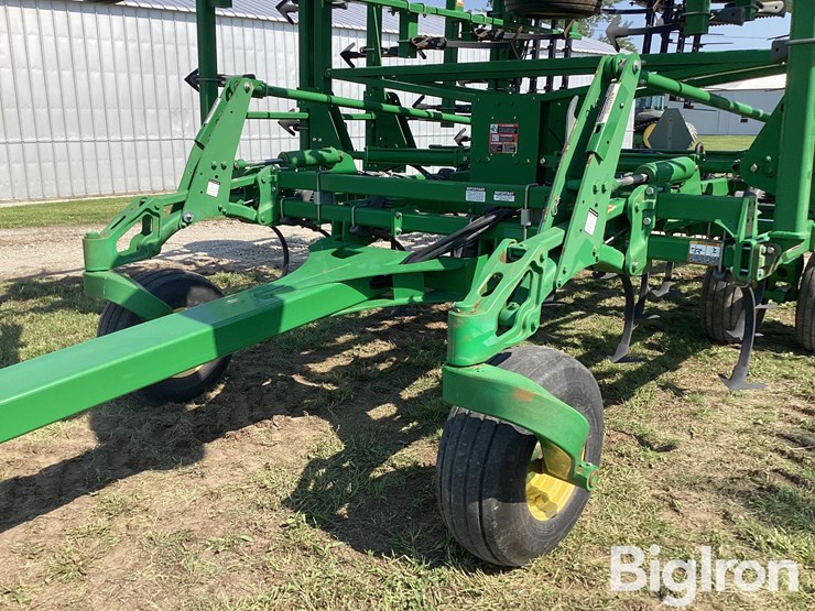 2014-john-deere-2210-image-11