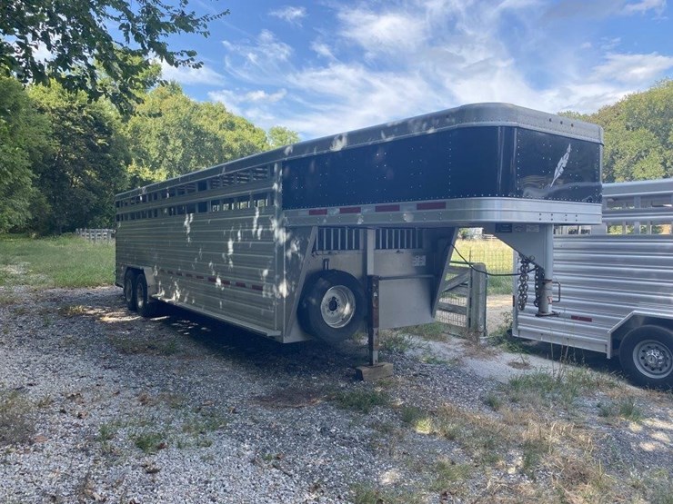 2020-featherlite-7.5x26-aluminum-livestock-trailer-image-2