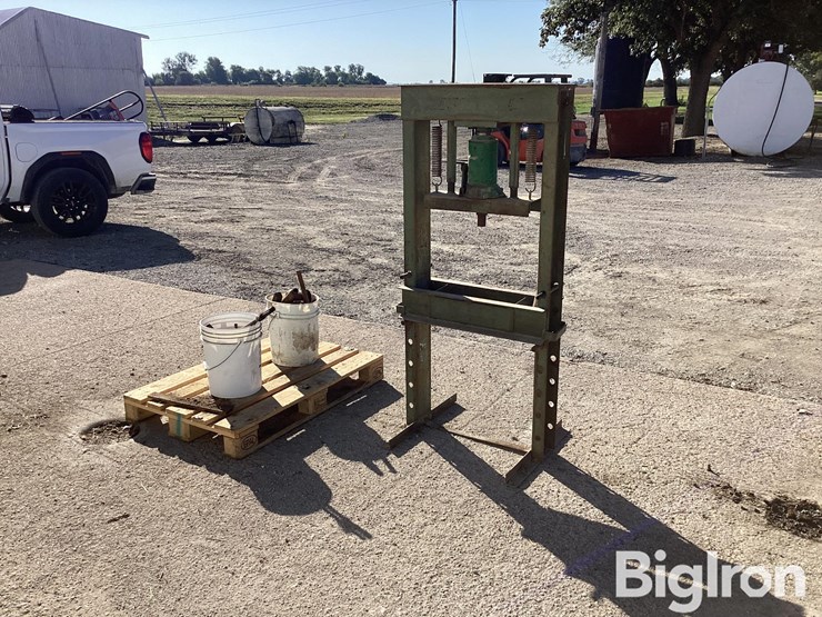 h-frame-floor-shop-press-image-5