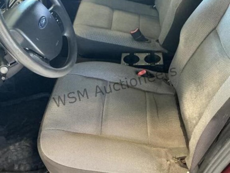 2011-ford-crown-victoria-sdn-image-19