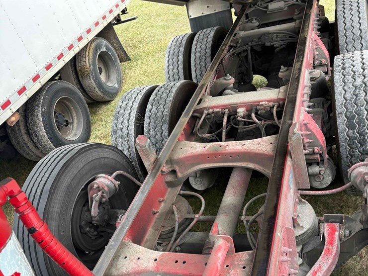 peterbilt-567-image-14