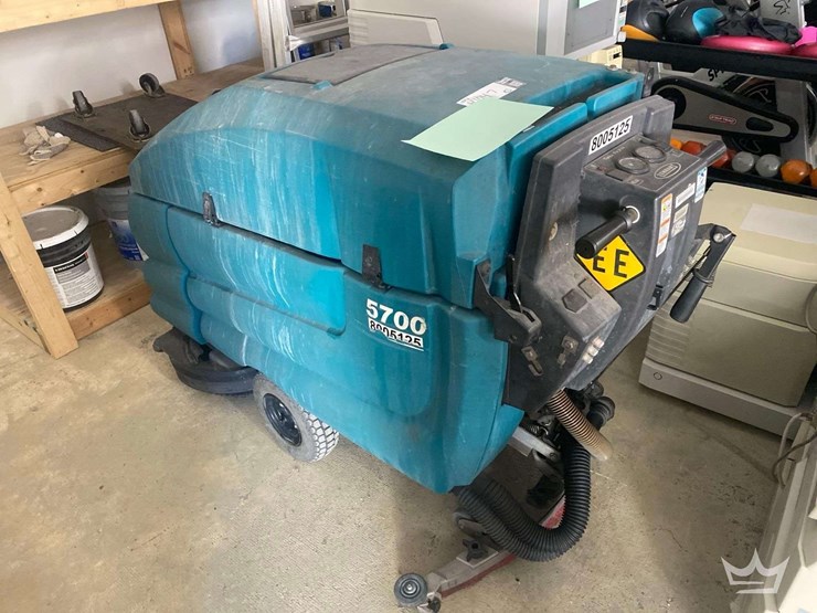 tennant-m5700-electric-floor-scrubber-image-1