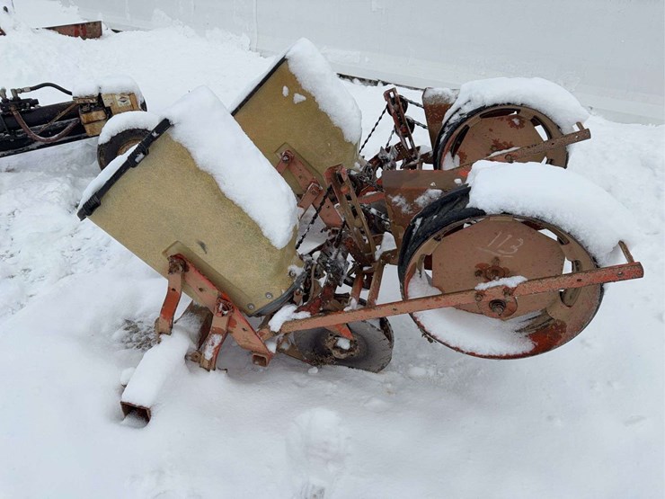 ac-2-row-3-pt-planter-image-3