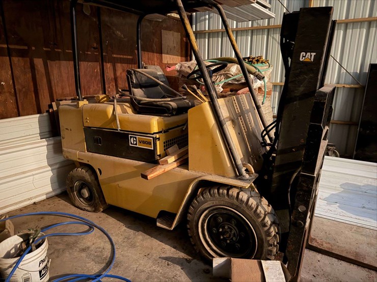 cat-8,000-lb-fork-lift-image-1