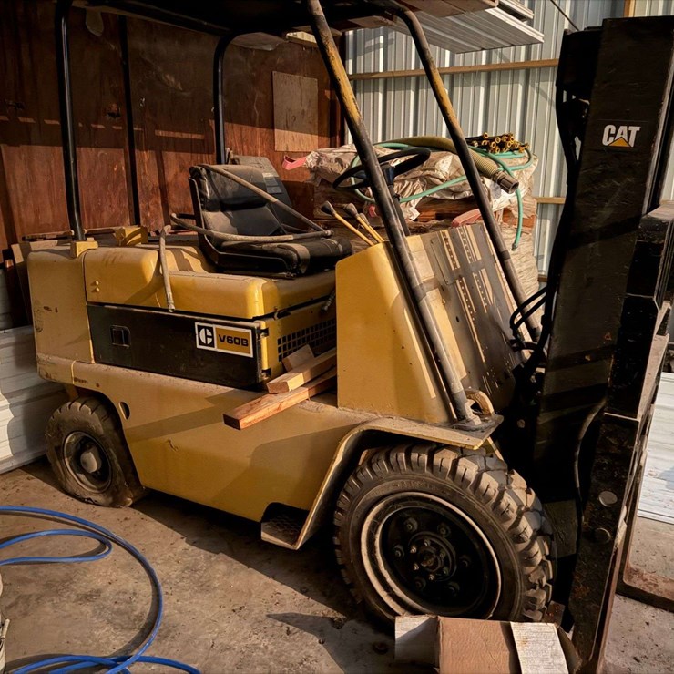 Cat 8,000 Lb Fork Lift