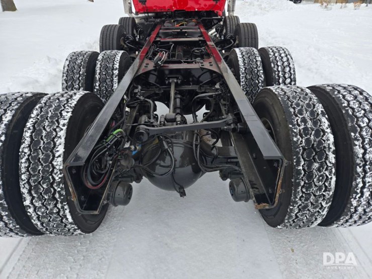 2025-peterbilt-567-image-8