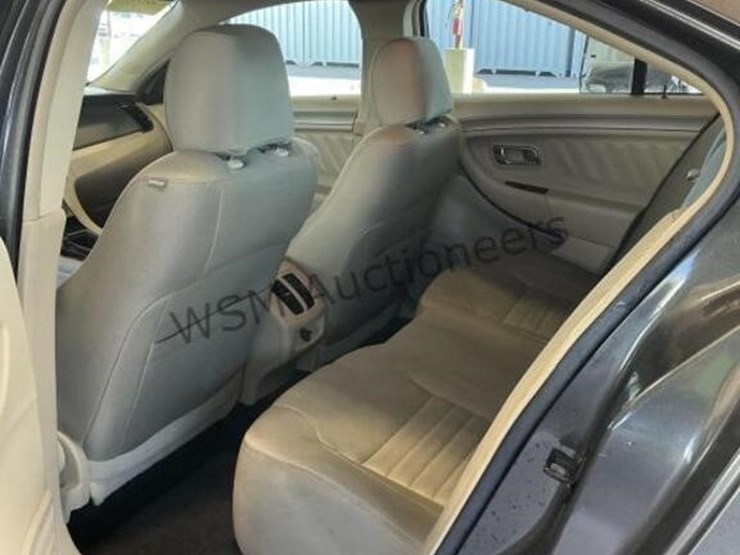 2015-ford-taurus-sdn-image-22