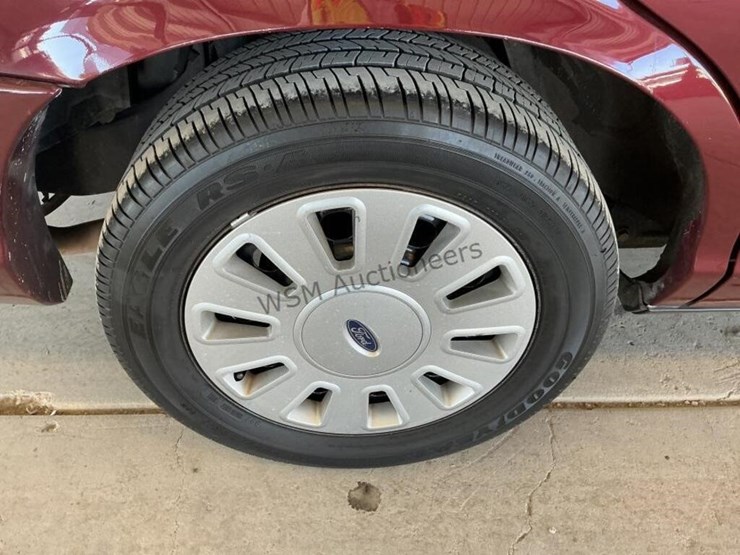 2011-ford-crown-victoria-sdn-image-8