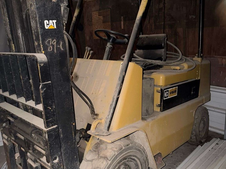cat-8,000-lb-fork-lift-image-3