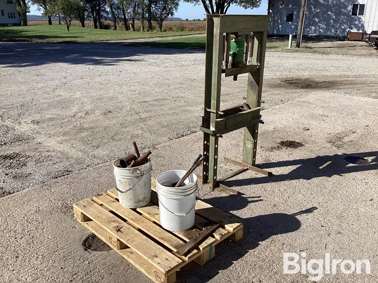 h-frame-floor-shop-press-image-7