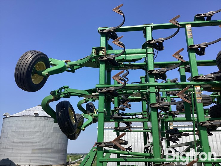 2014-john-deere-2210-image-16