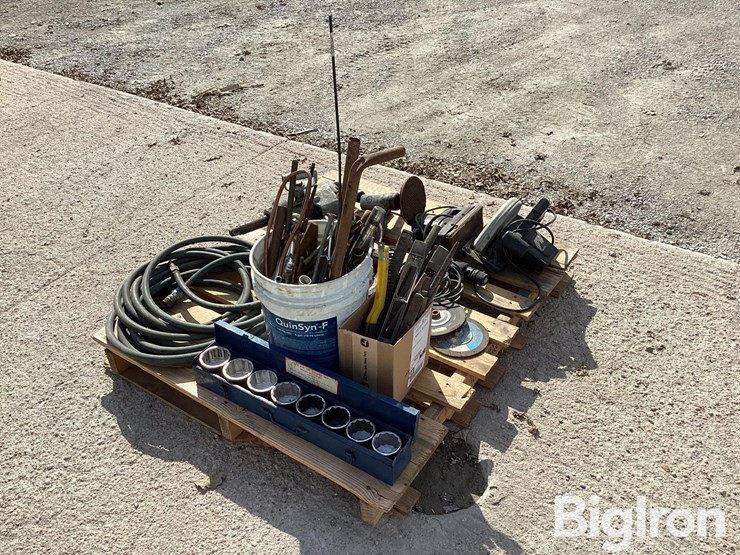 3/4-socket-set,-sander,-saw,-files-&-miscellaneous-tools-image-1