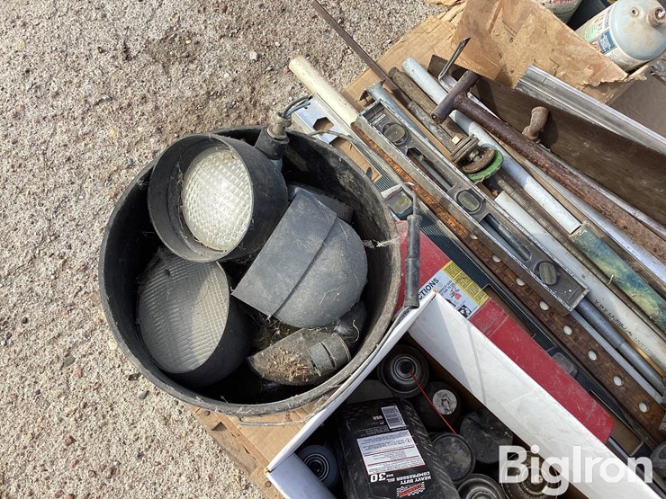 cylinder-stops,-fire-extinguisher,-saw,-level,-miscellaneous-items-image-16