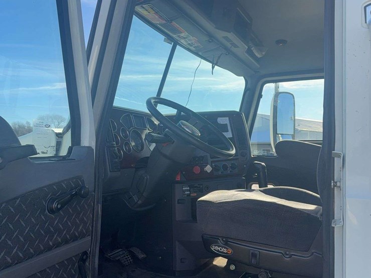 2012-mack-semi-image-5