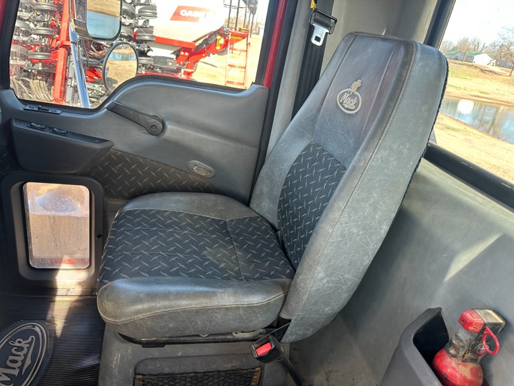 #35229-•-2013-mack-chu-t/a-daycab-truck-tractor-image-54